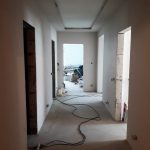 chodba bytu nová stavební podlaha