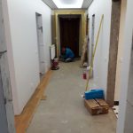 chodba bytu výmalba a provádění dřevěných podlah