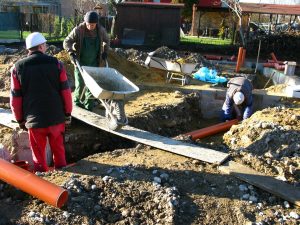 založení stavby rodinného domu pokládka ležaté kanalizace